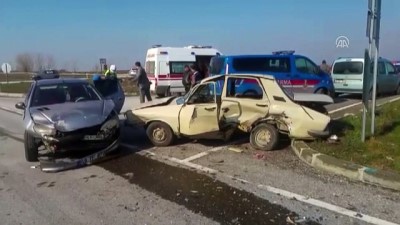 İki otomobil çarpıştı: 3 yaralı - TEKİRDAĞ 