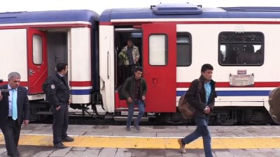 kacak gocmen - Kaçak göçmenlerin 'Doğu Ekspresi' yolculuğu Erzurum'da bitti  Videosu