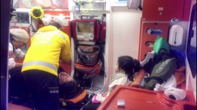  Sultanbeyli’de otomobil bariyerlere çarptı: 1'i çocuk, 4 kişi araçta sıkıştı