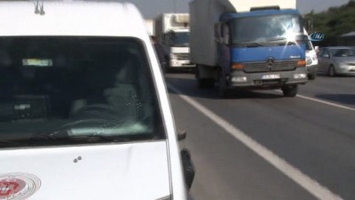 emniyet seridi -  TEM'de feci kaza... Yolun karşısına geçen geçen işçiye araba çarptı Videosu