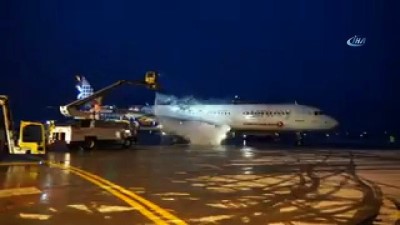 hava trafigi -  Uçaklar buzlanmaya karşı alkol ile yıkanıyor  Videosu