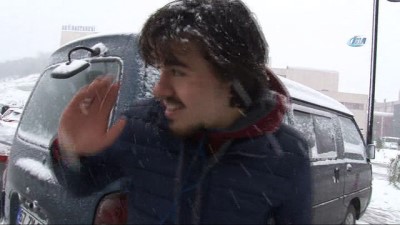  Üniversite öğrencilerinin kartopu savaşı renkli görüntülere sahne oldu 