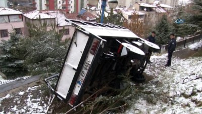  Yoldan çıkan kamyonet parka düştü: 3 yaralı 