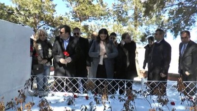kabristan -  Azerbaycan Milli Meclisi Milletvekili Paşayeva, Nene Hatun’un kabristanını ziyaret etti  Videosu