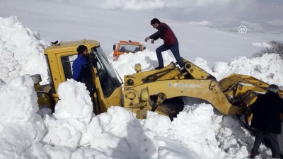 kar yigini - Kar üfleme aracı kara saplandı - ARDAHAN Videosu