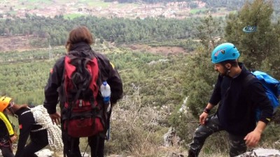 mahsur kaldi -  Keçi mahsur kaldığı kayalıklarda doğum yaptı  Videosu