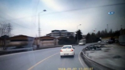 ikitelli -  İkitelli’de otomobil bariyerlere böyle girdi  Videosu