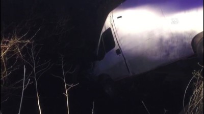 kirim - Minibüs dereye devrildi: 3 yaralı - DÜZCE Videosu