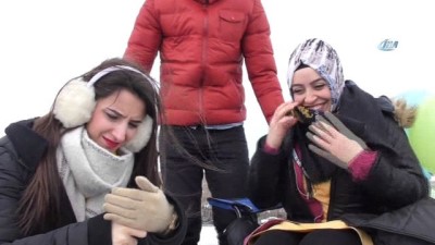 buz tutan gol -  Buz tutan Çıldır gölünde doğum günü kutlayıp horon teptiler  Videosu