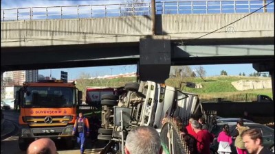 saglik personeli - Devrilen kamyonun sürücüsü yaralandı - İSTANBUL Videosu