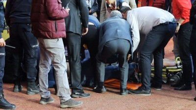 tezahur - Eskişehirsporlu yönetici maç sırasında kalp krizi geçirdi Videosu