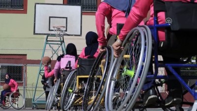 tekerlekli sandalye basketbol - Gazzeli basketçi kadınlar, 'engellerine' meydan okuyor  Videosu
