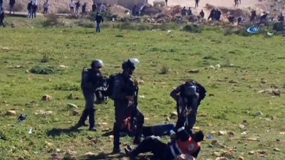 kontrol noktasi -  - İsrail Askerleri 4 Filistinli Genci Yaraladı Videosu