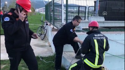 mahsur kaldi - Nilüfer deresinde sandalla gezen 5 kişi mahsur kaldı (1) - BURSA Videosu