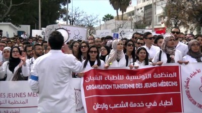 genc doktor - Tunus'ta doktorlardan protesto Videosu