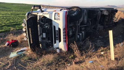 Yardım tırı devrildi: 2 yaralı - AKSARAY