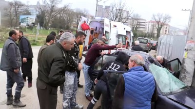 pinarlar - Otomobilde sıkışan sürücüyü itfaiye ekipleri kurtardı - DÜZCE  Videosu