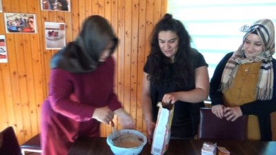 Siirtli kadınlar pasta yapmayı öğreniyor 