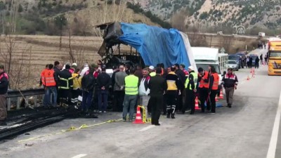 patlama sesi - Tıra çarpan yolcu otobüsü alev aldı: 13 ölü, 20 yaralı (5) - ÇORUM  Videosu