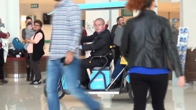 yuruyen merdiven -  Yaşlı ve engelli hastalara golf araçlı hizmet  Videosu