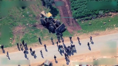 Afrin'den çıkmak isteyen sivilleri kepçe ve silahla engellediler