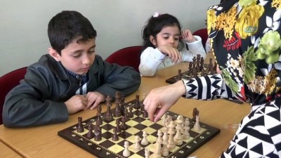 satranc -  Anneler çocuklarıyla birlikte satranç öğreniyor  Videosu