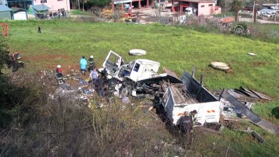 Freni boşalan kamyon tarlaya devrildi: 3 yaralı - KOCAELİ