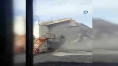 hafriyat kamyonu -  Sultangazi'de mıcır boşaltan kamyon devrilerek yan yattı  Videosu