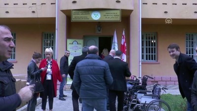 engelli vatandas - TDV'den Gürcistan'daki engellilere tekerlekli sandalye yardımı - TİFLİS Videosu