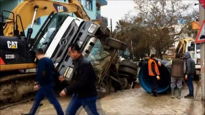 hafriyat kamyonu - Çalışma yapılan yol çöktü, kamyon çukura düştü Videosu