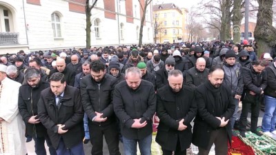 teror sorunu - Almanya'da kundaklanan caminin yanındaki meydanda cuma namazı (2) - BERLİN Videosu