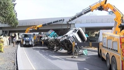 kirkoy -  Kamyonun üst geçide çarptığı yerde facia ucuz atlatıldı  Videosu