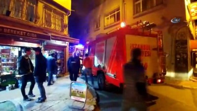  Fatih'te ahşap binada yangın çıktı 