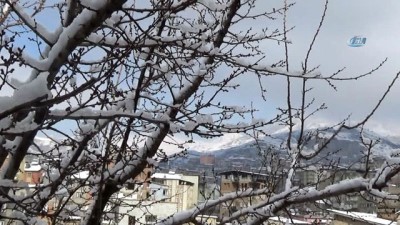 kar surprizi -  Hakkari’de etkili olan kar yağışı nedeniyle kent merkezi beyaza büründü  Videosu