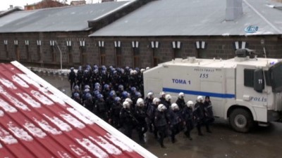 cevik kuvvet polisi -  Kars’ta Çevik Kuvvet’in yağmur altına tatbikatı nefes kesti  Videosu