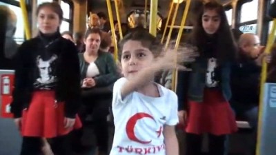 kiz cocugu -  Minikler metroda marş söyledi, yolcular sarılıp öptü  Videosu