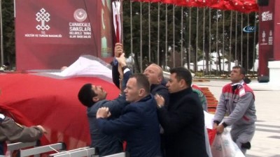 2008 yili -  Şehitler abidesindeki dev Türk bayrağı kuvvetli rüzgar nedeniyle 3 kez hasar gördü  Videosu