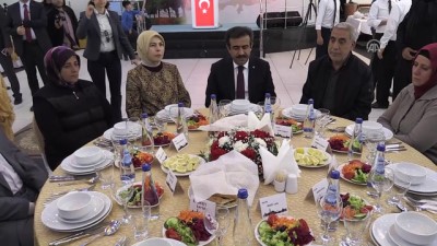 sehit - Vali Güzeloğlu, şehit ve gazi yakınlarıyla yemekte bir araya geldi - DİYARBAKIR Videosu