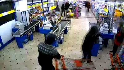 silahli soygun -  Kar maskeli 2 kişinin pompalı tüfek ve palayla yaptıkları soygun  kamerada Videosu