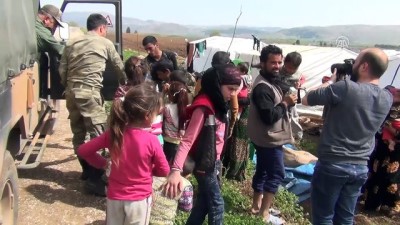 Mehmetçik sevgi gösterisinde bulunan çocuklara süt dağıttı - HATAY