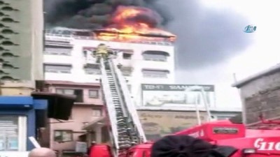 yangin panigi -  Beyoğlu'nda yangın paniği...Çatı alev alev yandı, dumanlar gökyüzünü kapladı  Videosu