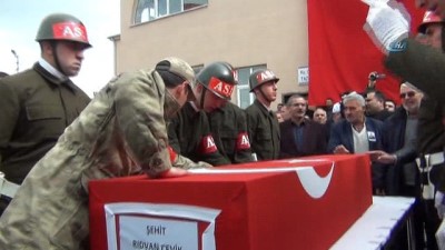 kabristan -  Jandarma Uzman Onbaşı Rıdvan Çevik'i son yolculuğuna yüzlerce kişi uğurlandı  Videosu