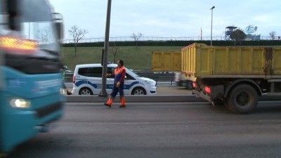 trafik yogunlugu -  Kamyona yüklü trafo yola devrildi  Videosu