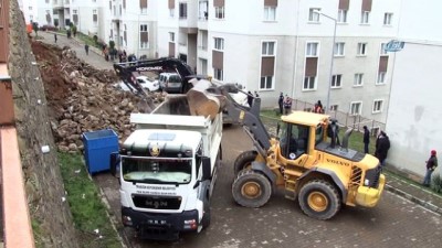 istinat duvari -  Trabzon'da istinat duvarı çöktü, araçlar altında kaldı  Videosu