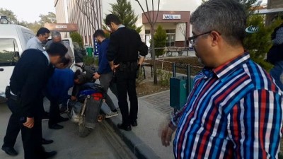 hastane bahcesi -  Arabasını park ederken 10 ay önce çalınan motosikletini buldu  Videosu