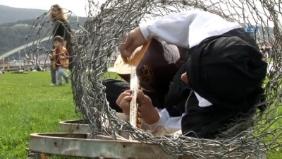 katliam -  Bir garip protesto... Telden yaptığı balığın içinde saz çaldı  Videosu