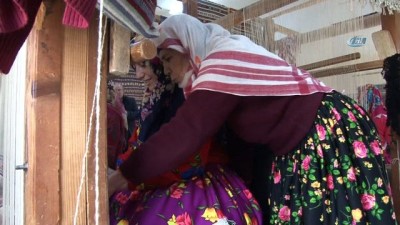 yoresel kiyafet -  Bu mahallede kadınlar rengarenk kıyafet giyiyor  Videosu