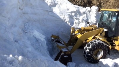 kar kalinligi -  Karlı dağlar iş makineleriyle aşılıyor  Videosu