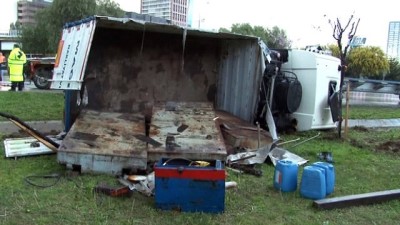 kaygan zemin -  Virajı alamayan tır devrildi: 1 yaralı  Videosu