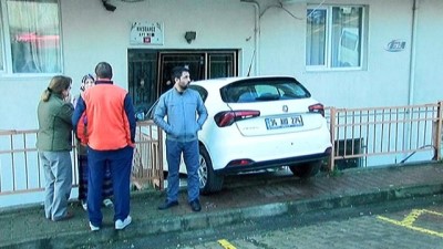 kadin surucu -  Vitesi geri takmayı unutan kadın sürücü apartmana daldı  Videosu